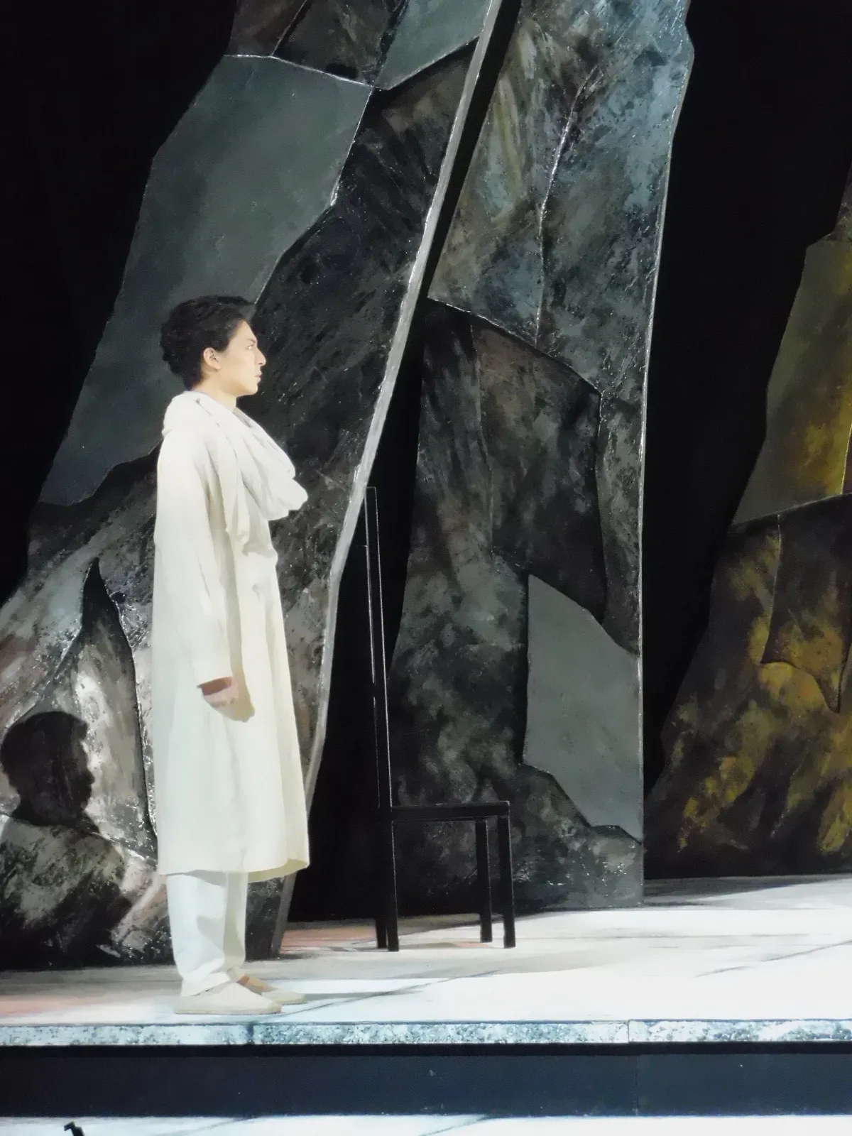 舞台「カリギュラ」で若き詩人シピオンを演じる高杉真宙