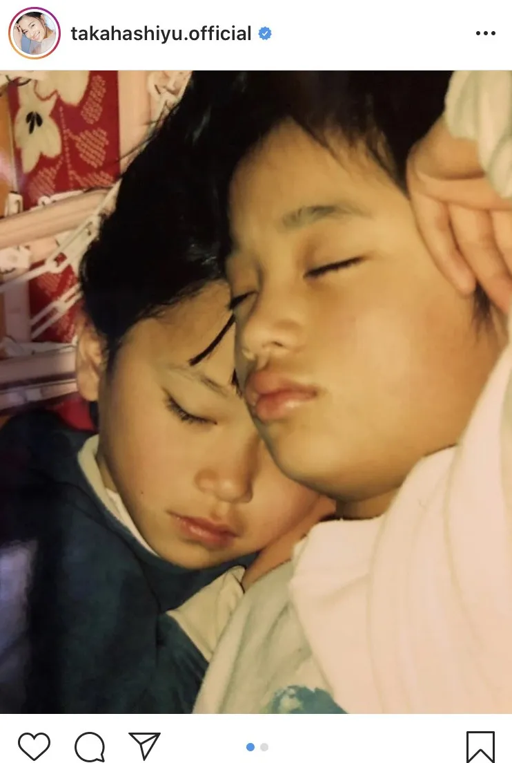 【写真を見る】天使の寝顔！高橋メアリージュン＆ユウの幼少期SHOT