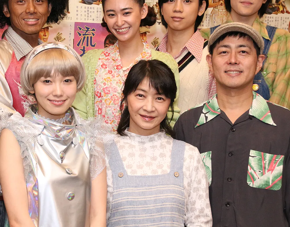 舞台「流れ星」の会見に登壇した飯豊まりえ、田中美佐子、宅間孝行(写真左から)