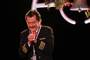 <おっさんずラブ-in the sky->吉田鋼太郎が空港の中心で愛を叫ぶ…! “まさかの正体”にファン爆笑「そうきたか!」