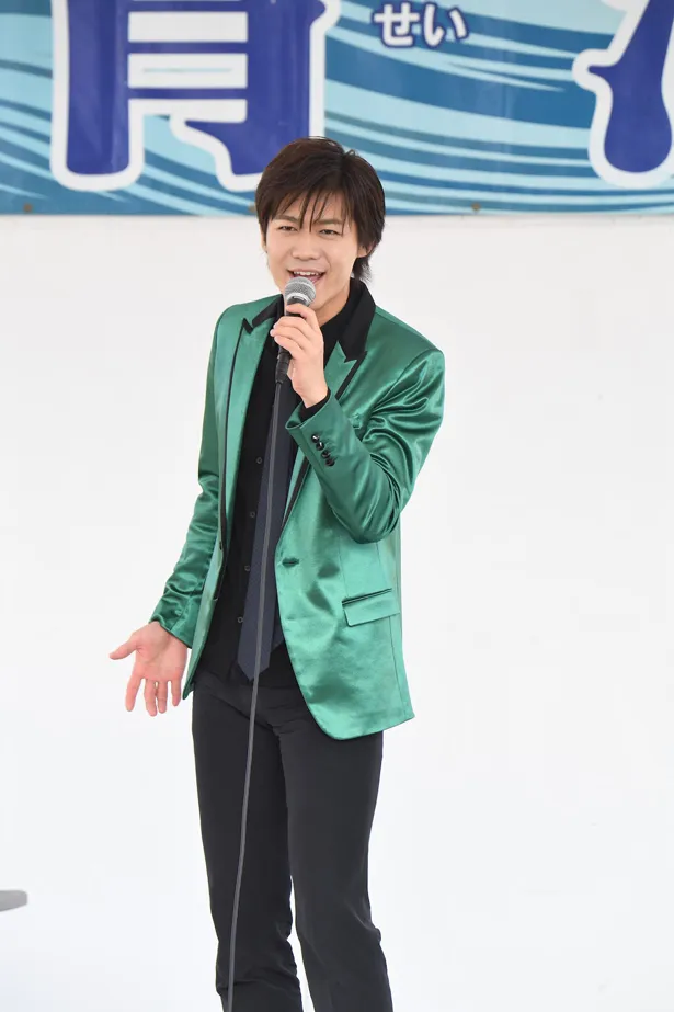 千葉科学大学の「青澄祭」に出演した新浜レオン。自身の楽曲や、尾崎豊の名曲「I LOVE YOU」などで会場を魅了した