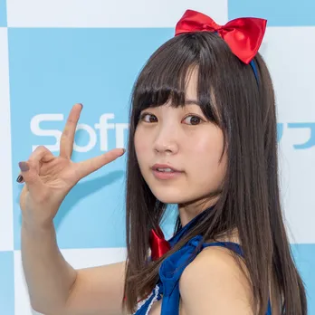 グラドル那珂川もこ、記者のツッコミに反論「違いますよぉ~」