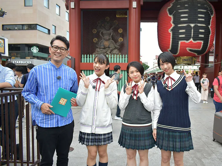 【写真を見る】浅草の街を散策した3人とナイツ・土屋