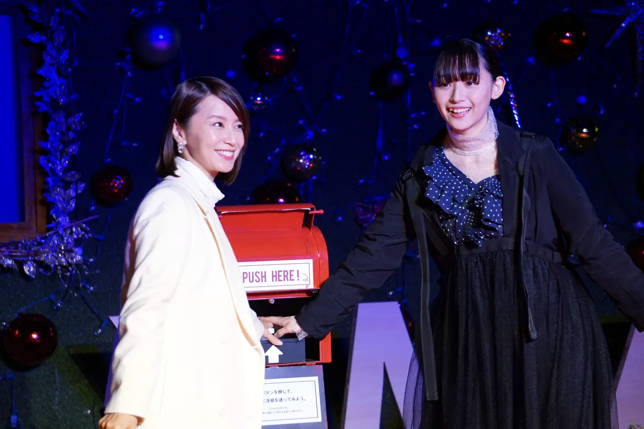【写真を見る】そろって点灯ボタンを押す鈴木亜美と浅川梨奈(写真左から)