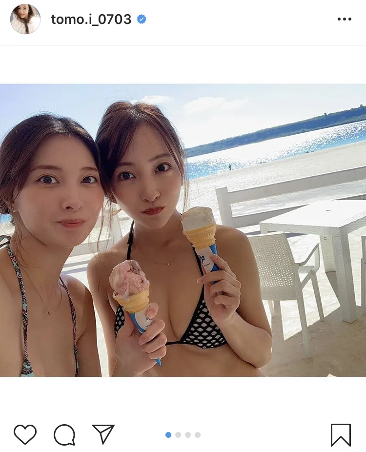 【写真を見る】板野友美(写真右)と大石絵理が宮古島のビーチでアイスを手にビキニショット