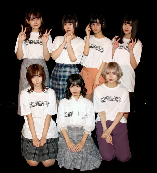 【写真を見る】初お披露目から1周年の記念ライブを開催した7人組のアイドルグループ「キミノマワリ。」