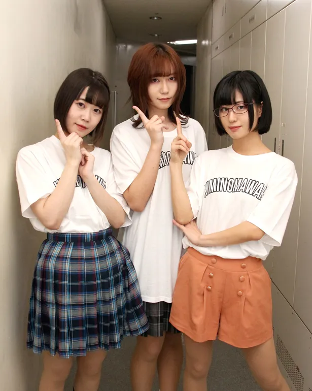 ライブ直前にインタビューに応じたキミノマワリ。の桜木美久、柊より、斎木まこと(写真左から)