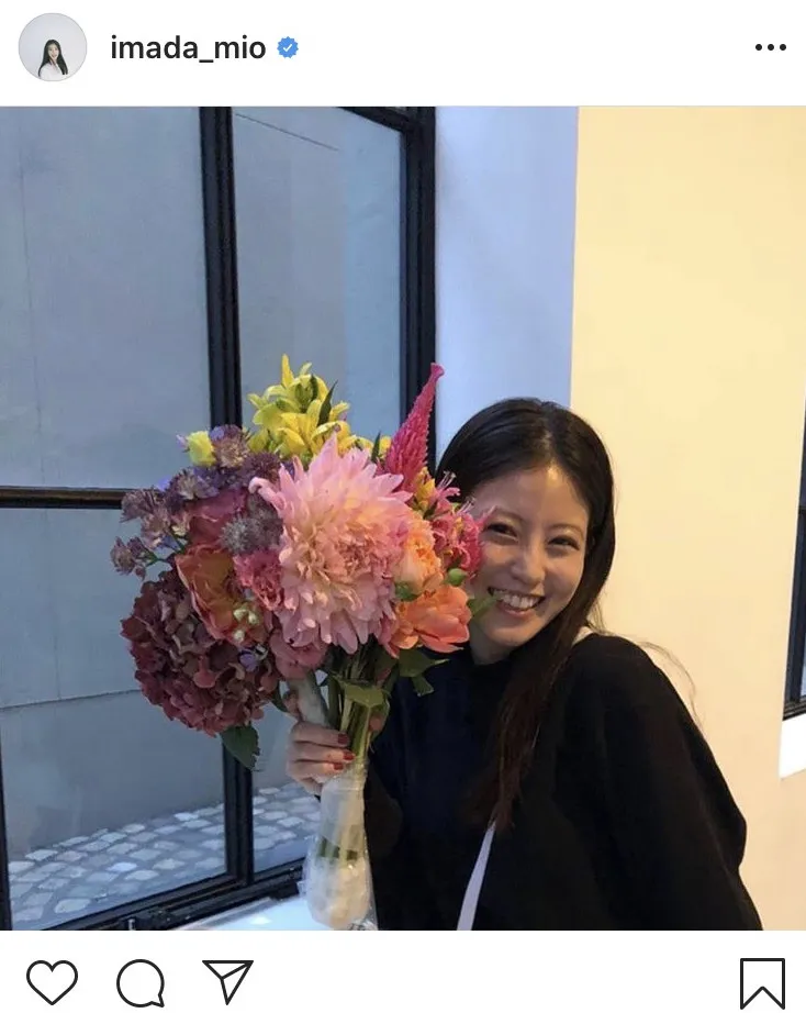【写真を見る】花束を手に笑顔を見せる今田美桜