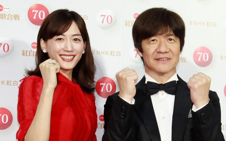 【写真を見る】「第70回NHK紅白歌合戦」で紅組司会を務める綾瀬はるかと総合司会を務める内村光良