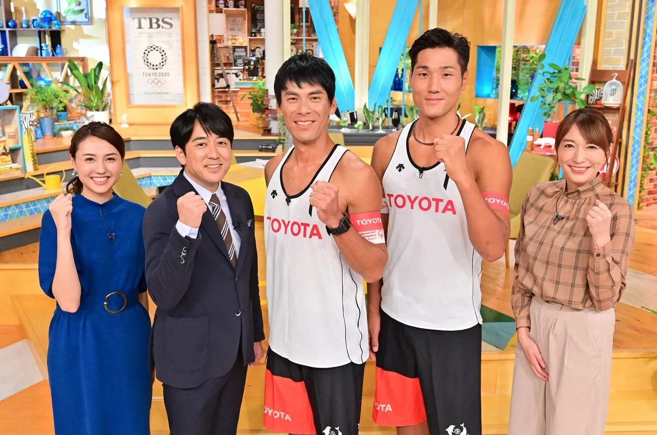 ビーチバレーボール男子・白鳥勝浩選手(中央左)と石島雄介選手(中央右)ペアが登場