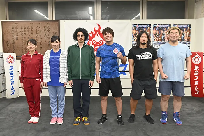 【写真を見る】オダギリジョー、麻生久美子、吉岡里帆が現役レスラーとリングで撮影！