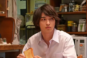 横浜流星“藍”、キッチンに立つ背中SHOTに反響「抱きつきたい！」＜4分間のマリーゴールド＞