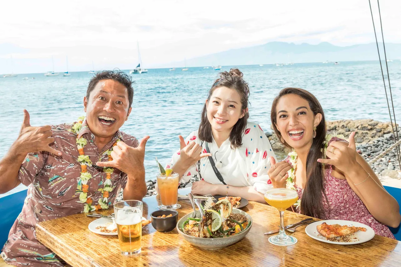 12月1日(日)放送「BS12は12歳！ハワ恋カセット4時間スペシャル」でマウイ島を訪れた足立梨花(中)、内野亮(左)、サーシャ(右)