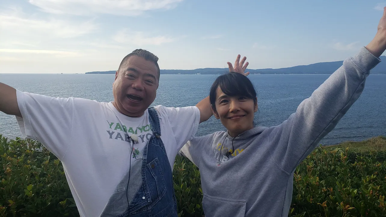 【写真を見る】絶景をバックに、大満足の笑みを浮かべる出川哲朗と富田靖子
