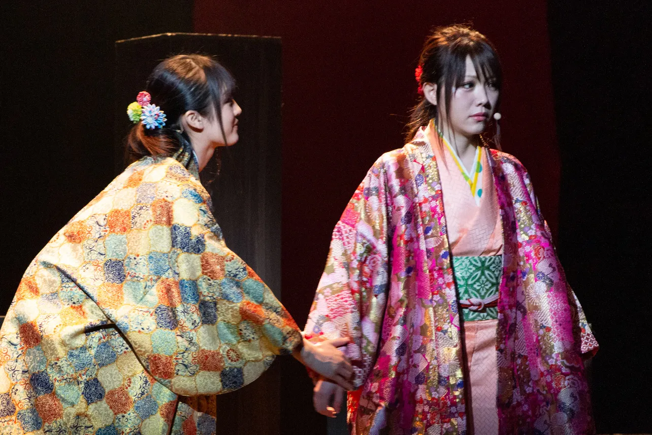 信行の正室・弥(あまね)を演じたTEAM SHACHIの咲良菜緒(左)。お市(田中れいな)の優しいお姉さんに