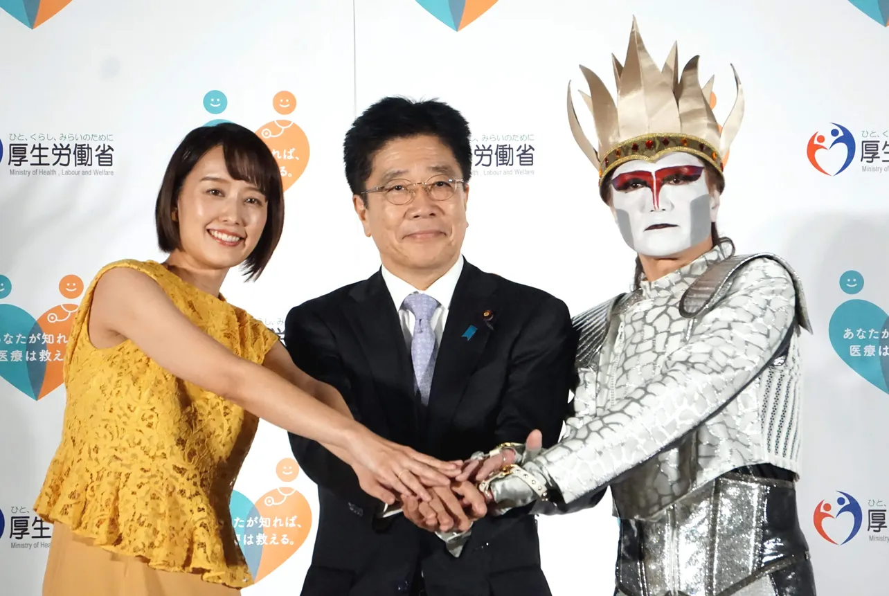 加藤勝信厚生労働大臣(写真中)と共にプロジェクトの推進を誓う中村仁美(左)、デーモン閣下(右)