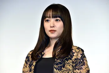 桜井日奈子、“真っ赤なバラのドレス”で美背中チラリ!クールな表情に「ギャップやば…」