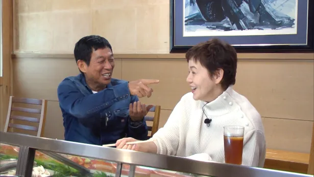 【写真を見る】明石家さんまと大竹しのぶは所縁のある寿司店でロケを行う。楽しそうに笑い合う二人