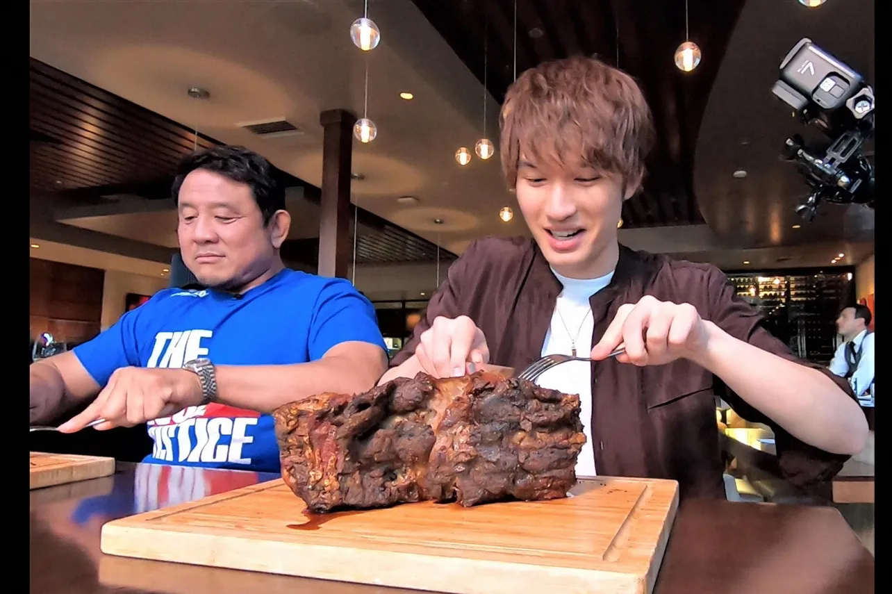 「世界くらべてみたら」(TBS系)で巨大なステーキ完食に挑戦するジェシー