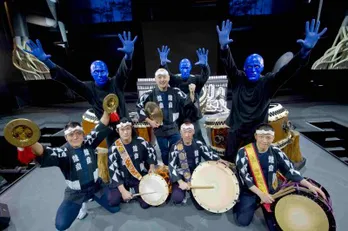 ブルーマンが和太鼓と初コラボ! 太鼓芸能集団「鼓童」とリズムで融合!