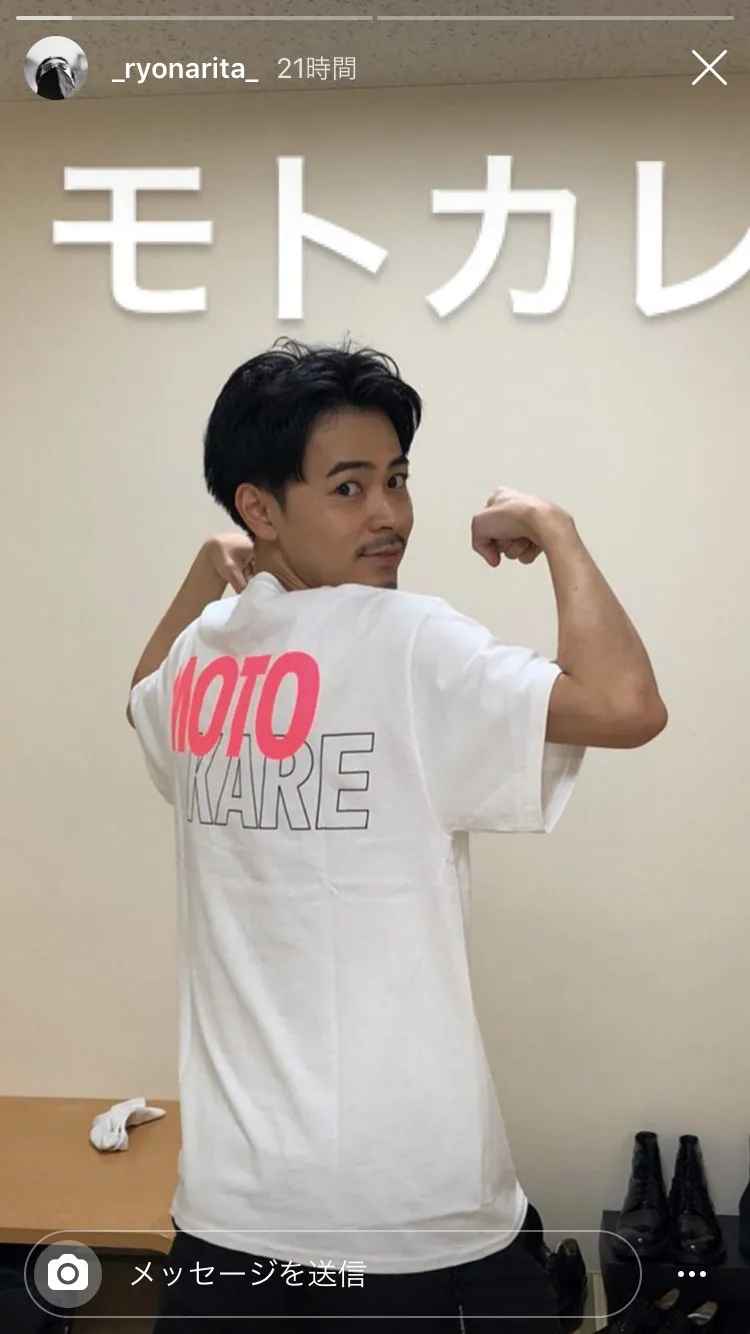【写真を見る】「モトカレマニア」Tシャツを着てポーズを決める成田凌