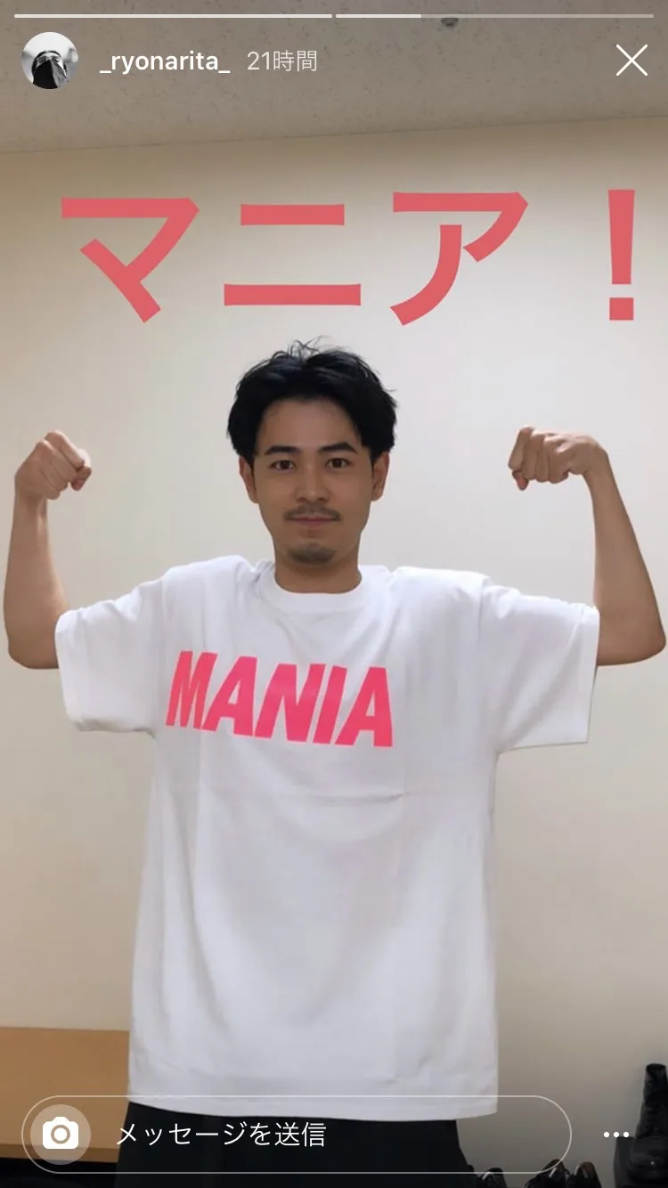 「モトカレマニア」Tシャツを着用する成田凌