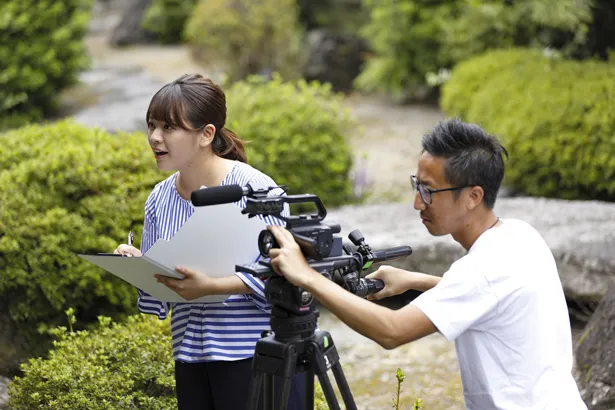 谷元星奈アナは、アカリを取材するディレクター役