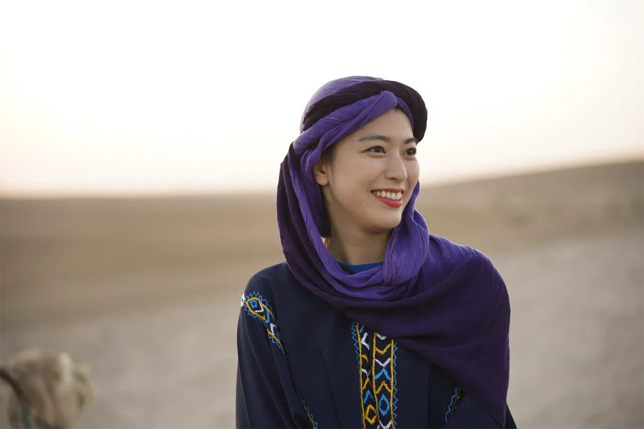 【写真を見る】モロッコの民族衣装に身を包む成海璃子