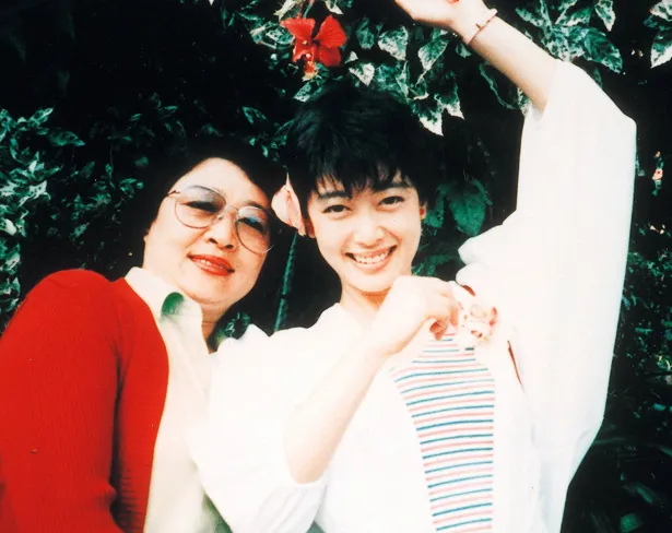 【写真を見る】夏目雅子と母親のツーショット