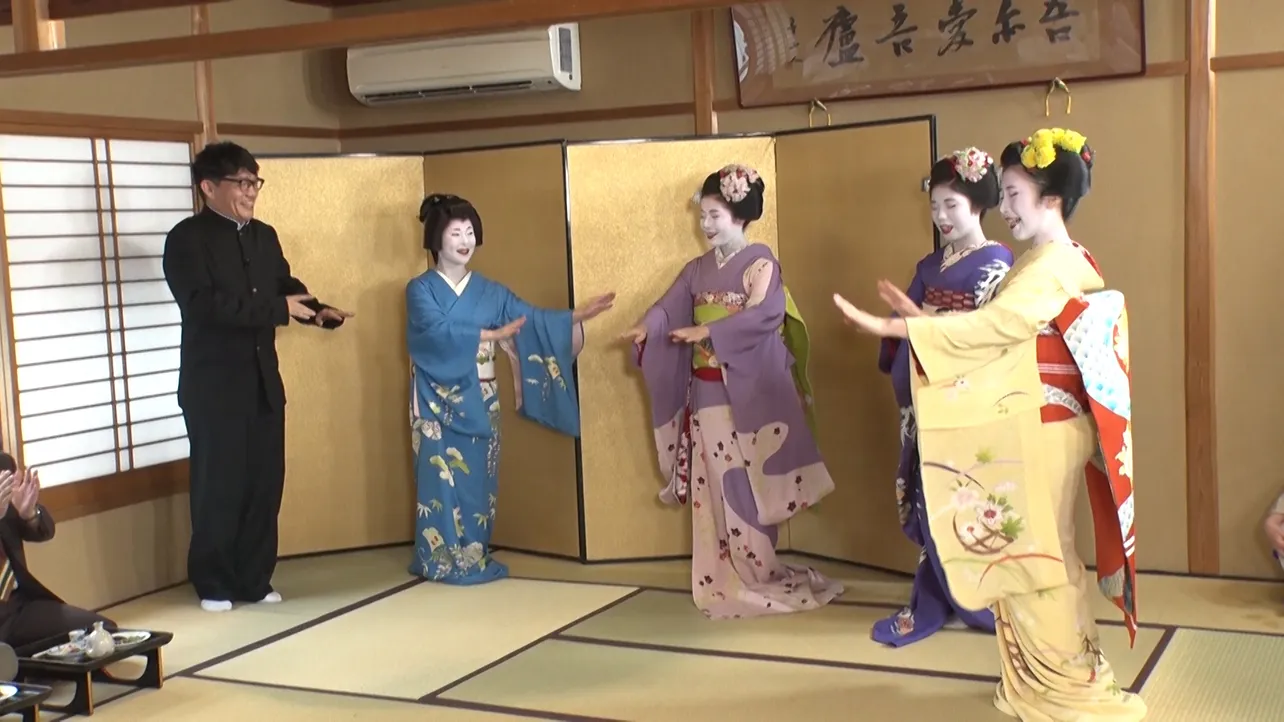 京都・祇園で舞妓、芸姑と楽しいひとときを過ごす飯尾和樹(左)
