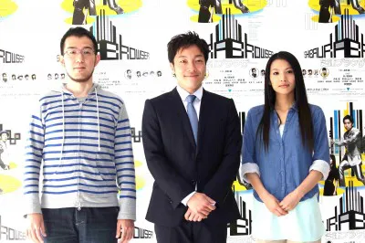 舞台「芝浦ブラウザー」の囲み取材に登場した（写真左から）上田誠、音尾琢真、芦名星