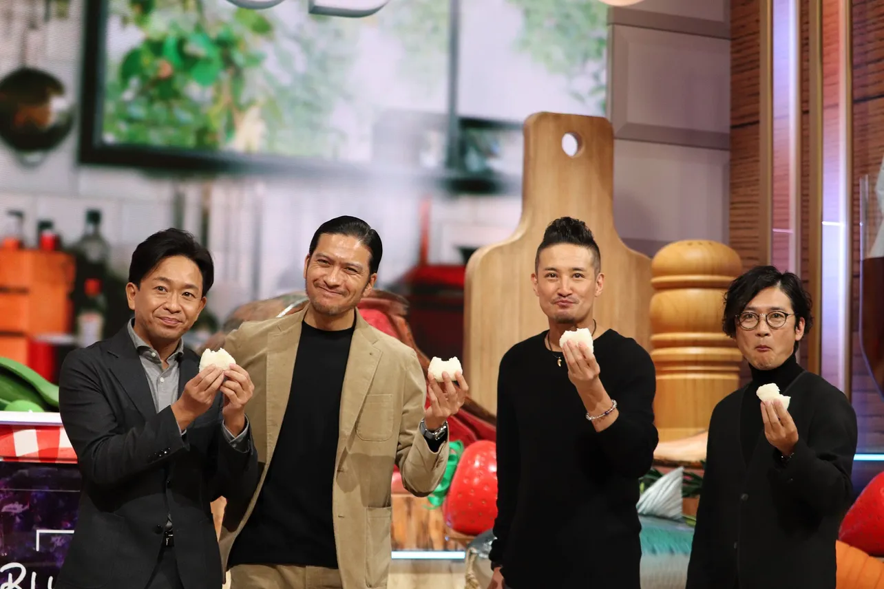 11月24日(日)放送のテーマ「ご飯」にちなみおにぎりを手に撮影に応じたTOKIO