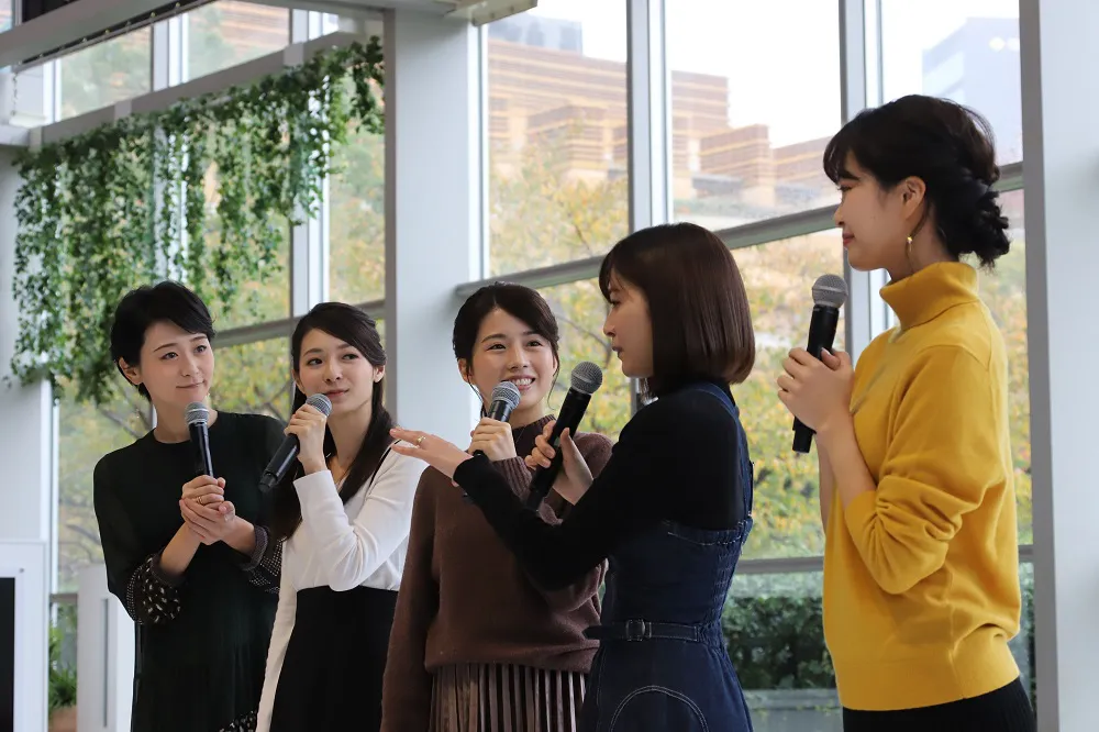 イベントに登場した森葉子アナ、住田紗里アナ、田中萌アナ、久冨慶子アナ、下村彩里アナ(写真左から)