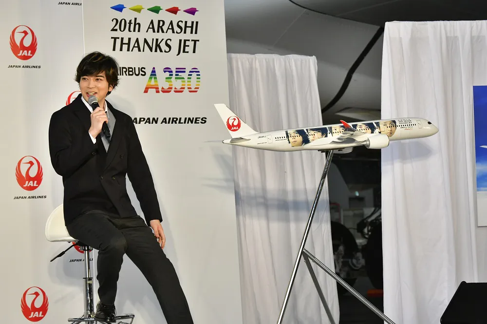 【写真を見る】「20th ARASHI THANKS JET」の機体右側には9年前の嵐がデザインされている