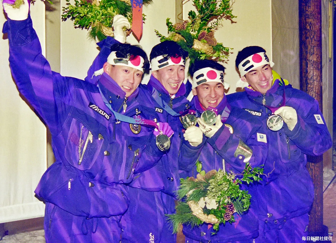 【写真を見る】1994年リレハンメル五輪・スキージャンプ団体銀メダル受賞の様子