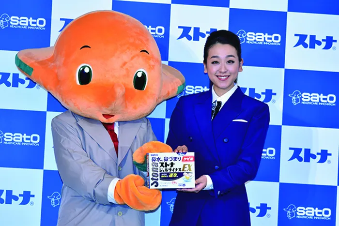 会見では、佐藤製薬の企業キャラクター「サトちゃん」も真央さんに合わせてスーツで登場！