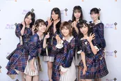 【写真を見る】キュートに“指ハート”ポーズ！AKB48「ベストアーティスト」選抜メンバー