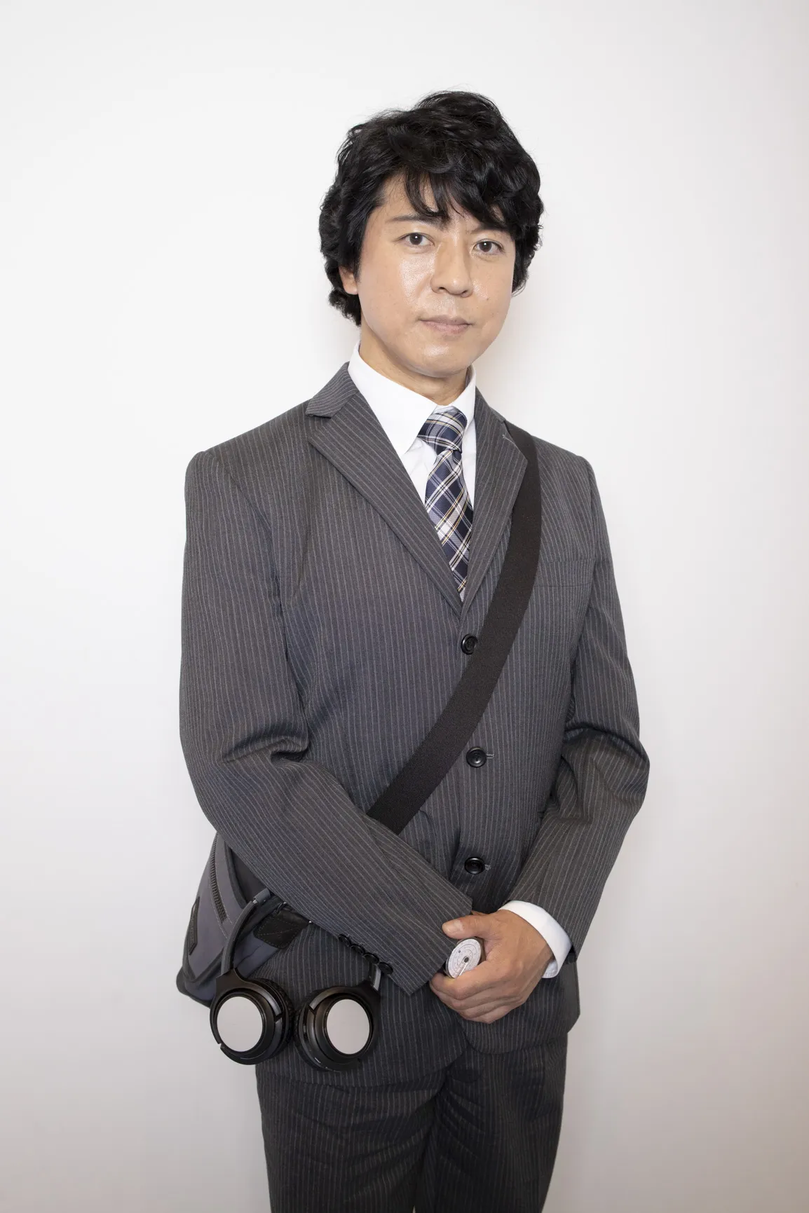 【写真を見る】“糸村さん”のトレードマークの斜めがけバック姿でポーズを取る上川隆也