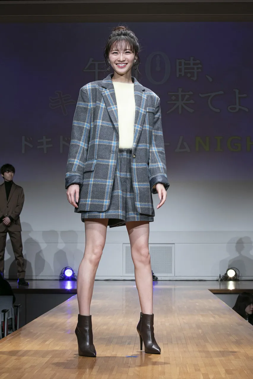 【写真を見る】「Ray」専属モデルで女優としてもブレーク中の岡崎紗絵が健康的美脚を披露！