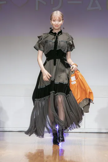 八木アリサ＆岡崎紗絵、現役人気モデルの“貫禄”でランウェイ彩る！ スレンダー美脚も披露