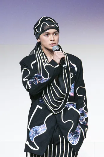 眞栄田郷敦、胸元ざっくりのワイルド衣装に照れ笑い「こういう場でしか着られないので…」