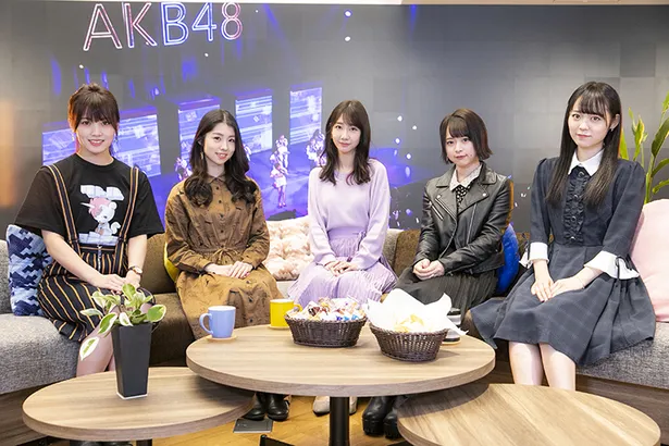 AKB48の岡部麟、岩立沙穂、柏木由紀、倉野尾成美、西川怜(左から)が女子トークを展開