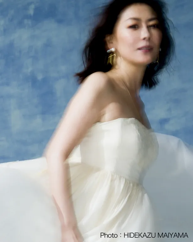 中山美穂は、1986年リリースのヒット曲「色・ホワイトブレンド」を24年ぶりにフジテレビで歌う