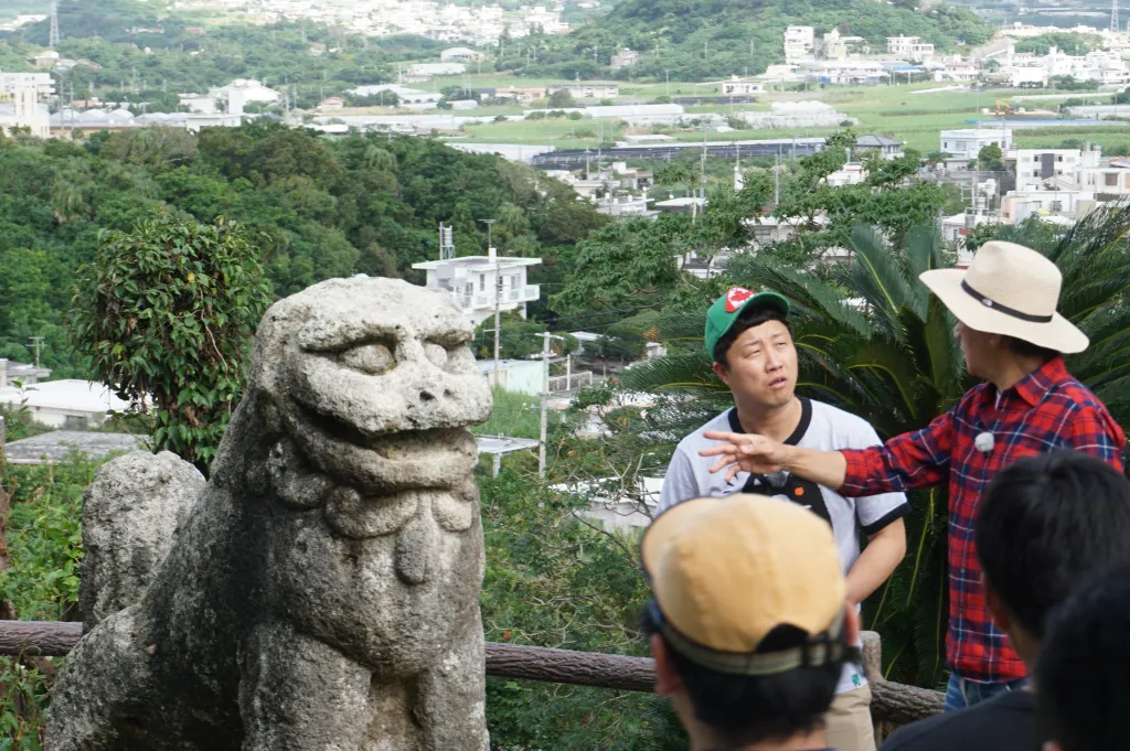 【写真を見る】300年以上も前に建てられた沖縄最古の獅子の前から旅がスタート