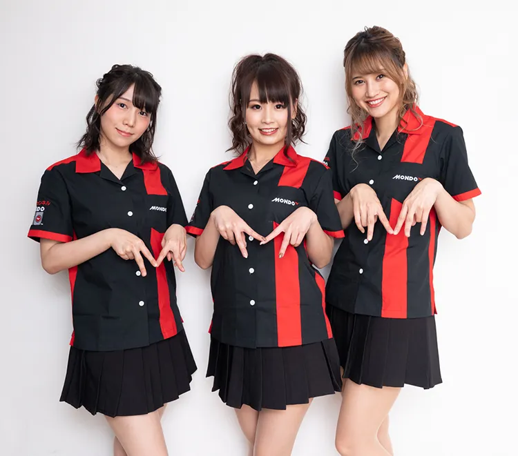 チーム・MONDO TVの伊達朱里紗(左)、大久保朋美 (中央)、与那城葵(右)