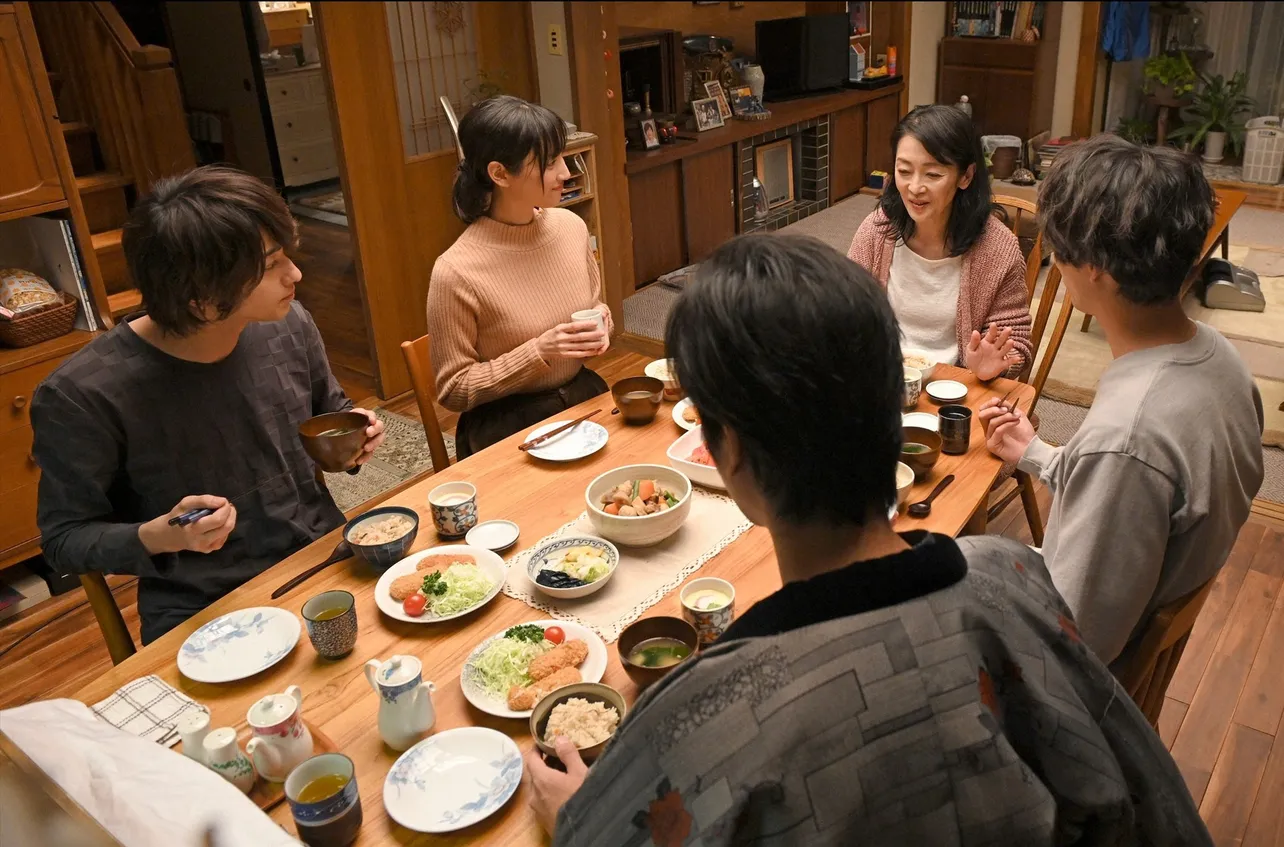 【写真を見る】藍(横浜流星)作った料理を囲む花巻一家。盛り付けが完璧…
