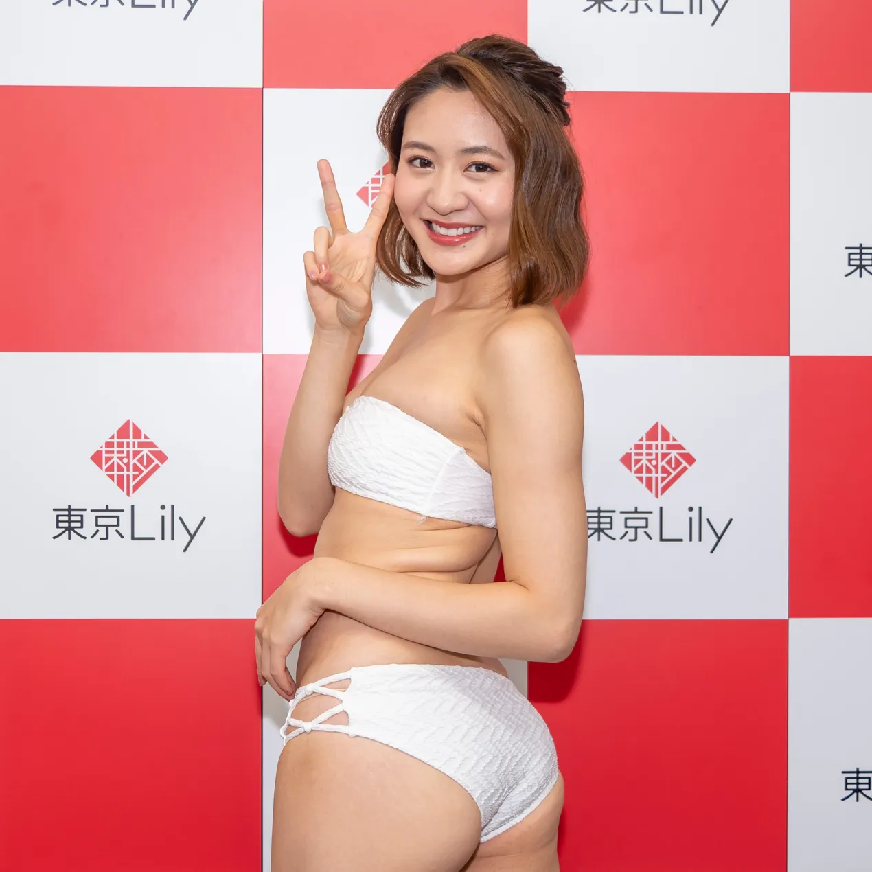 依東杏奈DVD「優しい誘惑」(イーネット・フロンティア)発売記念お茶会イベントより