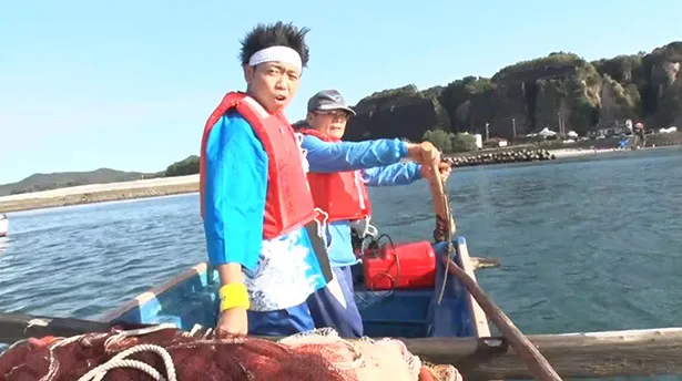 【写真を見る】サンシャイン池崎、120名の地元民＆一人の漁師と共に“大漁”を狙う