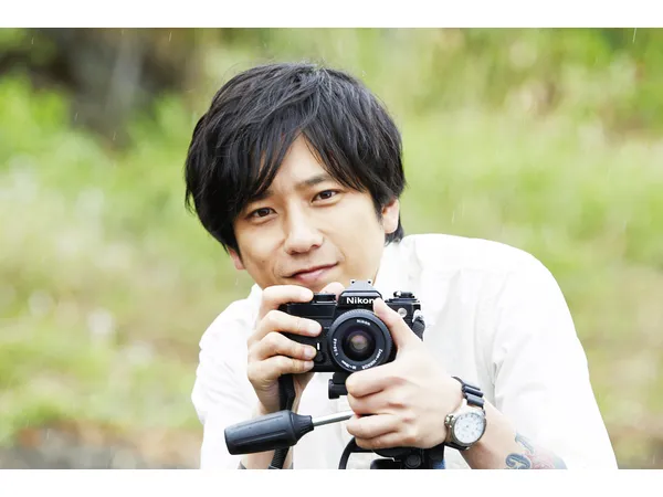二宮和也 カメラを手に笑顔 主演映画 浅田家 の場面写真が公開 1 2 芸能ニュースならザテレビジョン