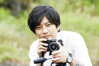 二宮和也、カメラを手に笑顔!主演映画「浅田家!」の場面写真が公開